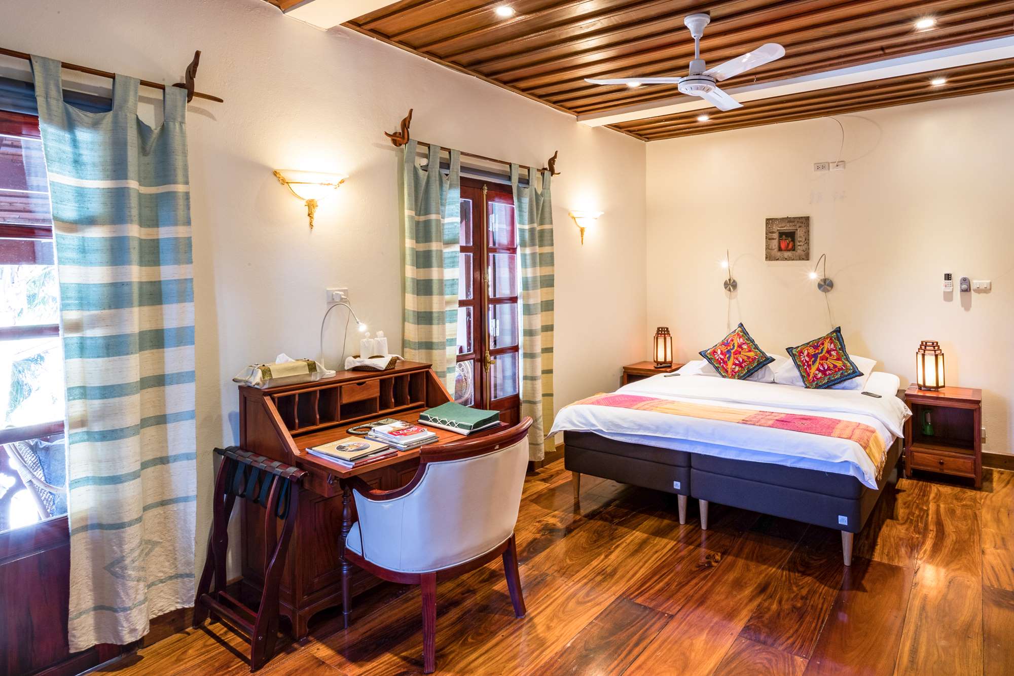 Deluxe Room (Riverview): Antique furniture and traditional Lao style cushions