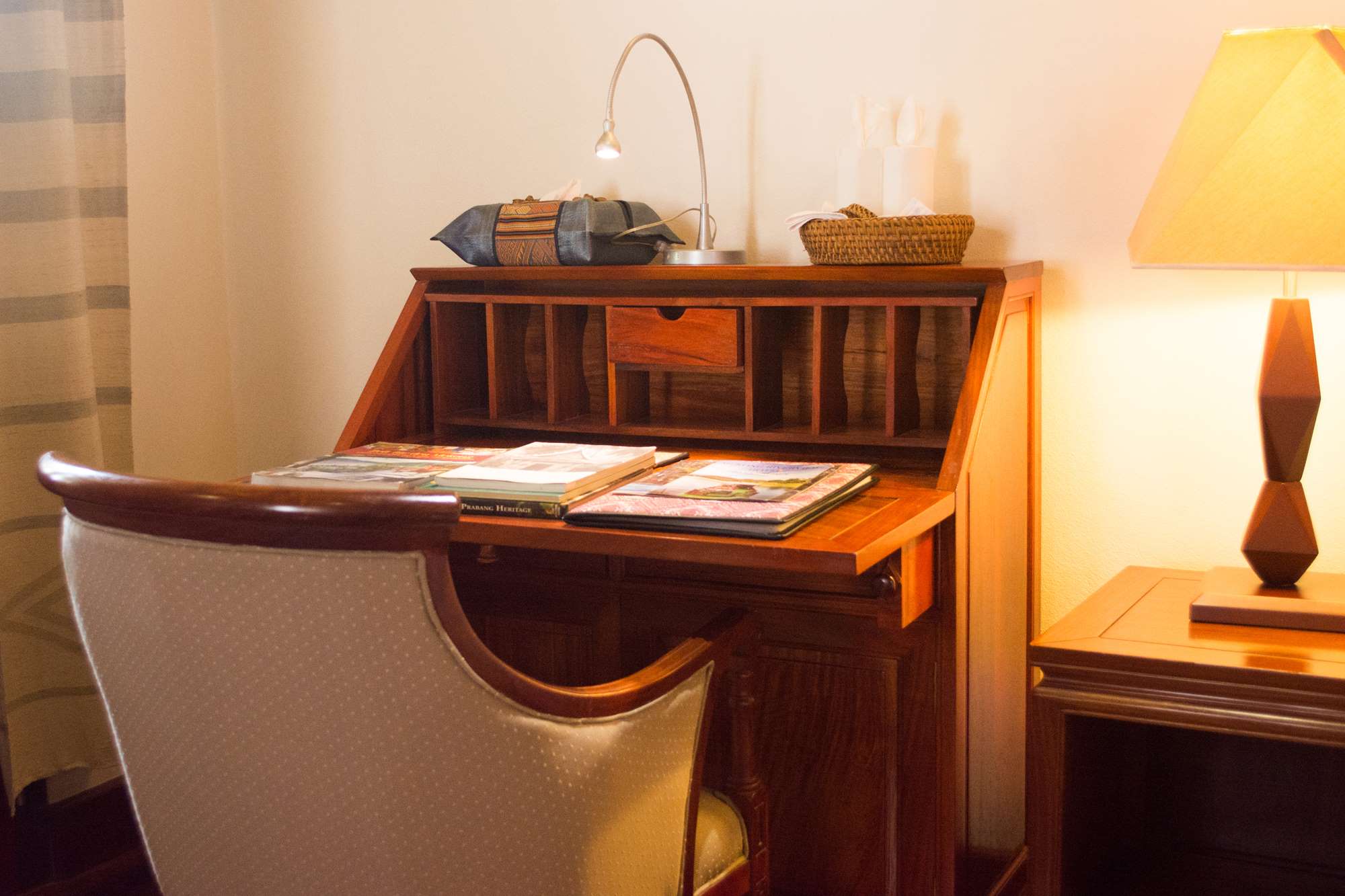 Junior Suite: Wooden Desk with information material
