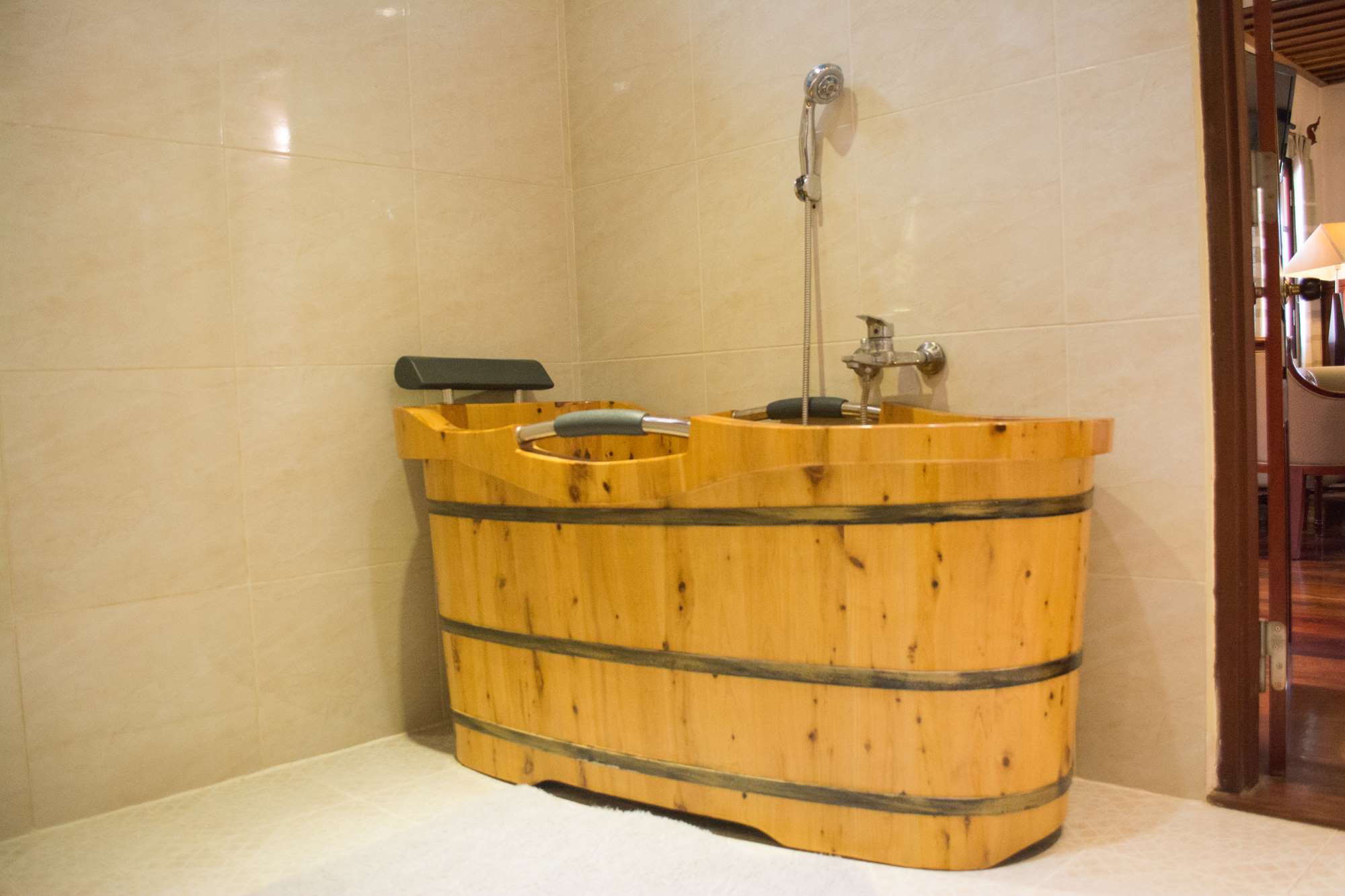Junior Suite: wooden bathtub