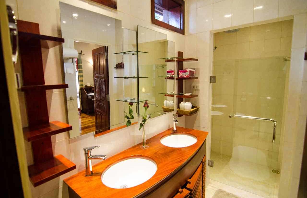 Deluxe Room (Riverview): Spacious Bathroom with separate toilet
